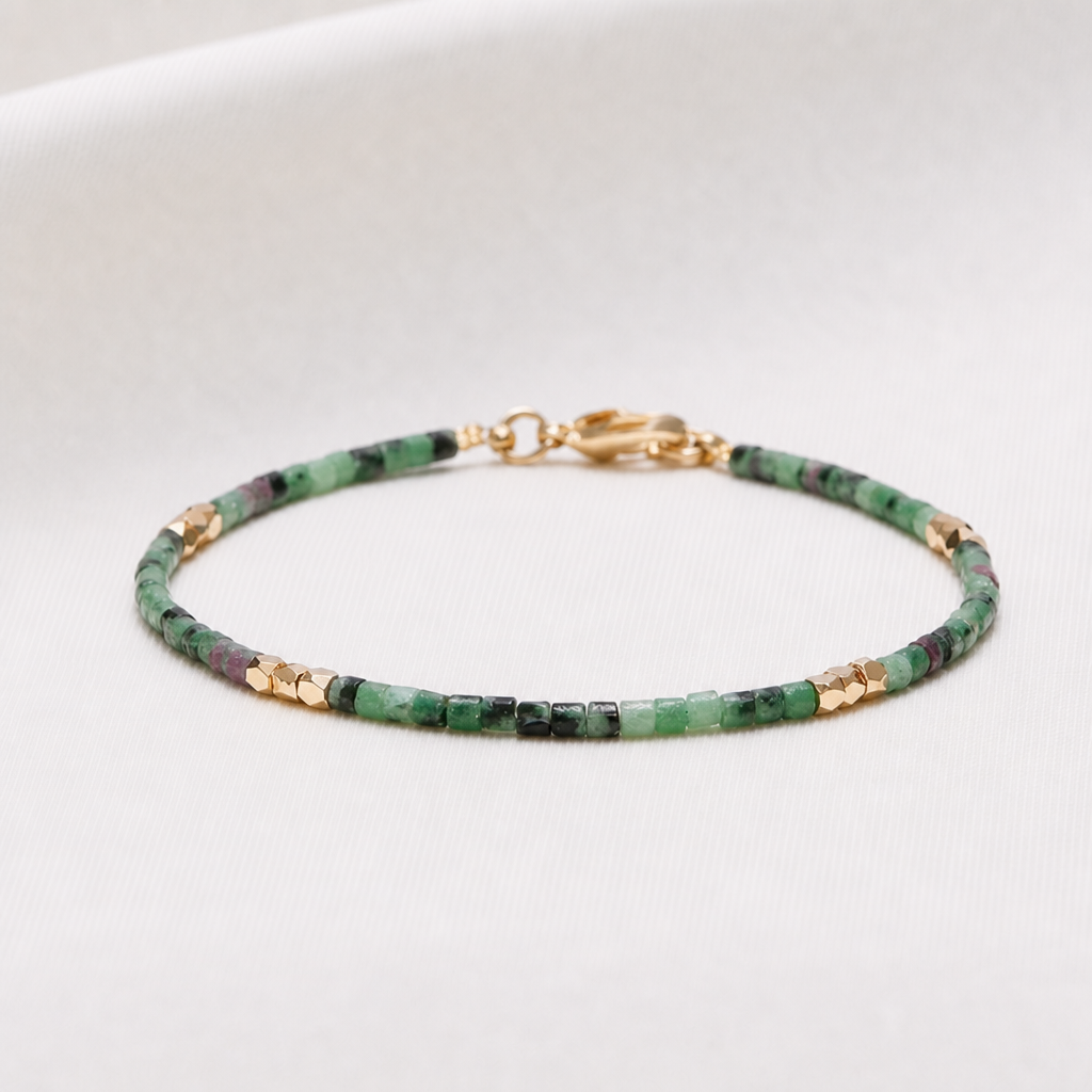 armband med gröna stenar