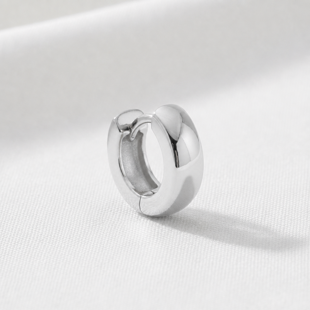 Bred silverhoop i huggie-modell utan stenar