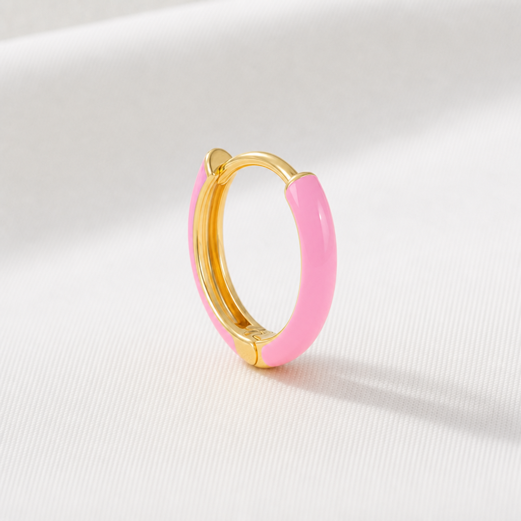 Guldhoop med rosa emalj på framsidan