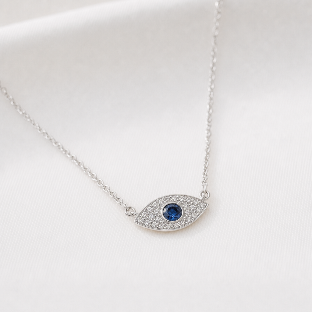 Silverhalsband med evil eye i klara stenar och blå mitt