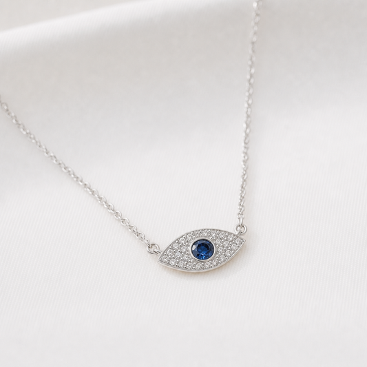Silverhalsband med evil eye i klara stenar och blå mitt