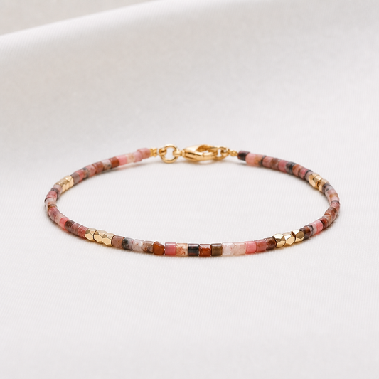 armband med rosa stenar