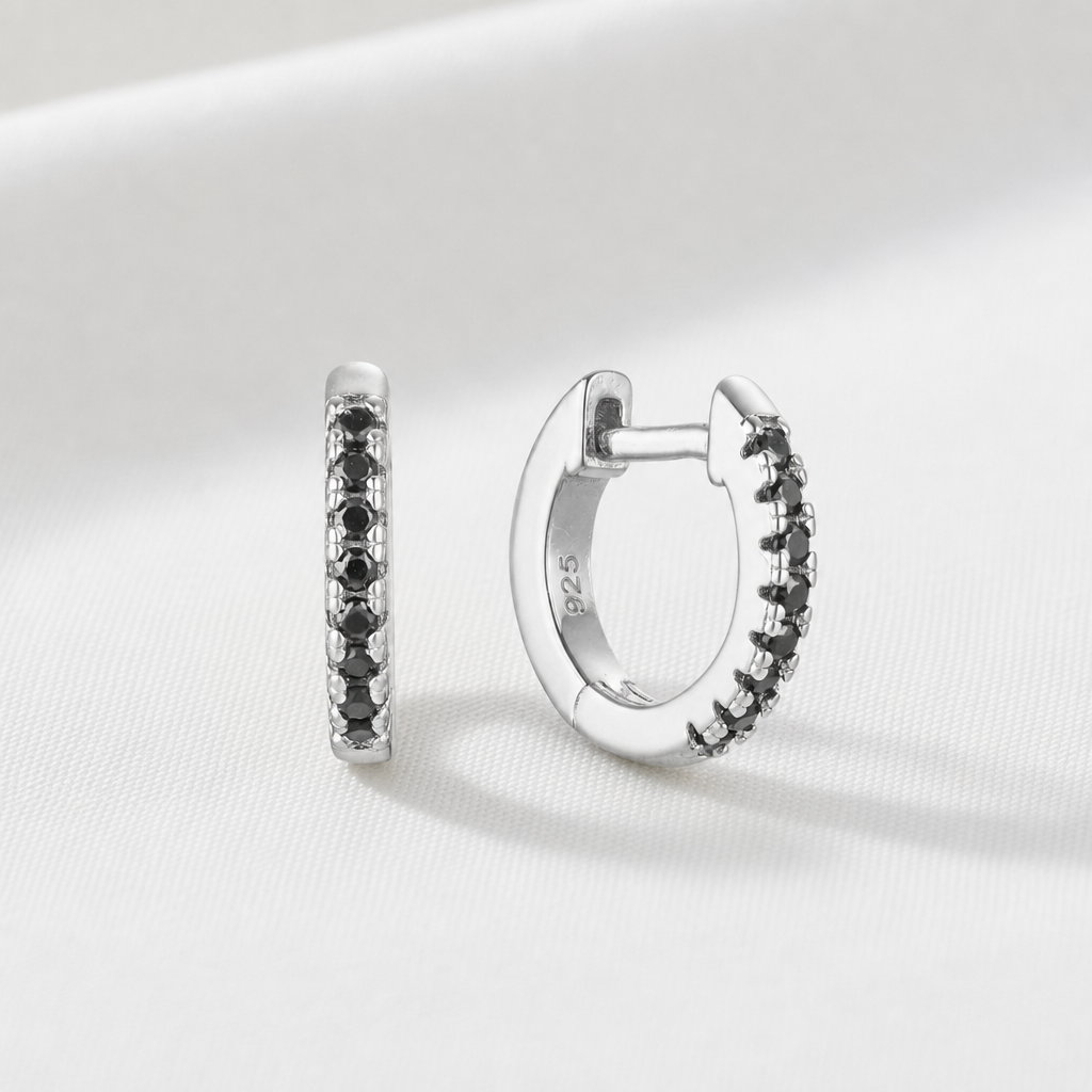 Silverhoop med svarta stenar längs framsidan