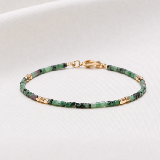 armband med gröna stenar