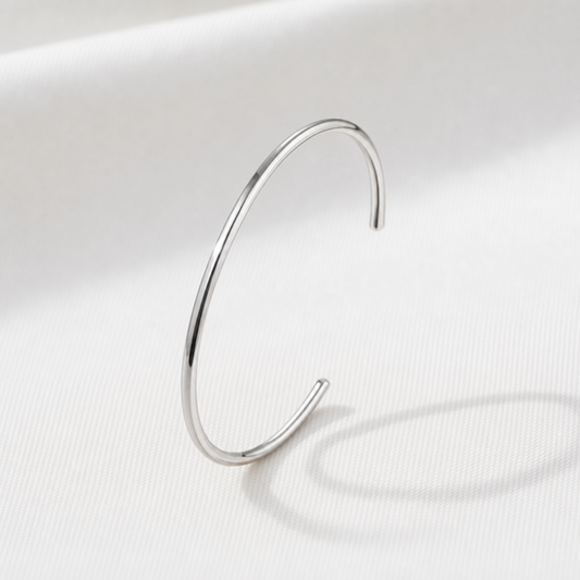 Smalt öppet silverarmband med slät yta