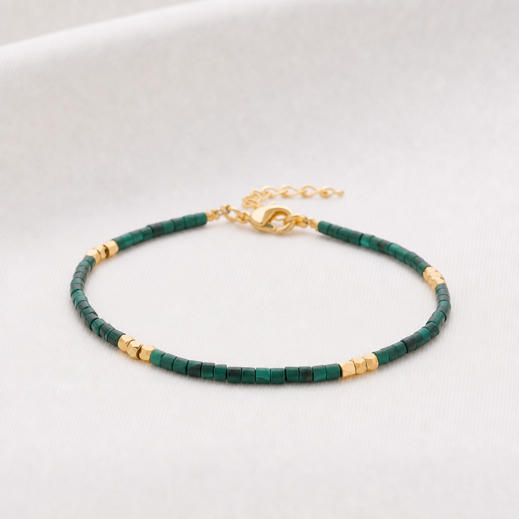 armband med gröna stenar