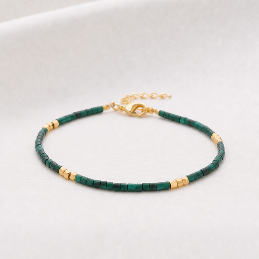 armband med gröna stenar