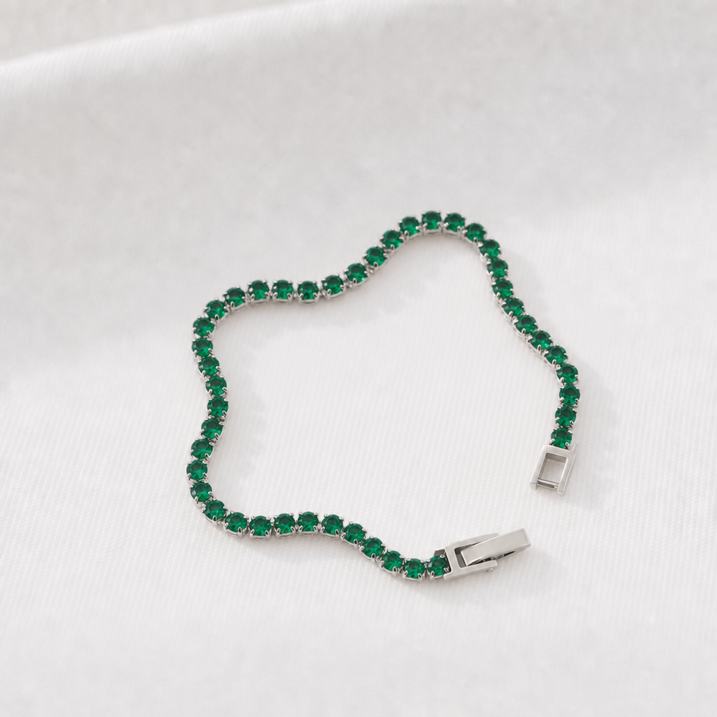 Silverarmband med gröna stenar hela vägen runt