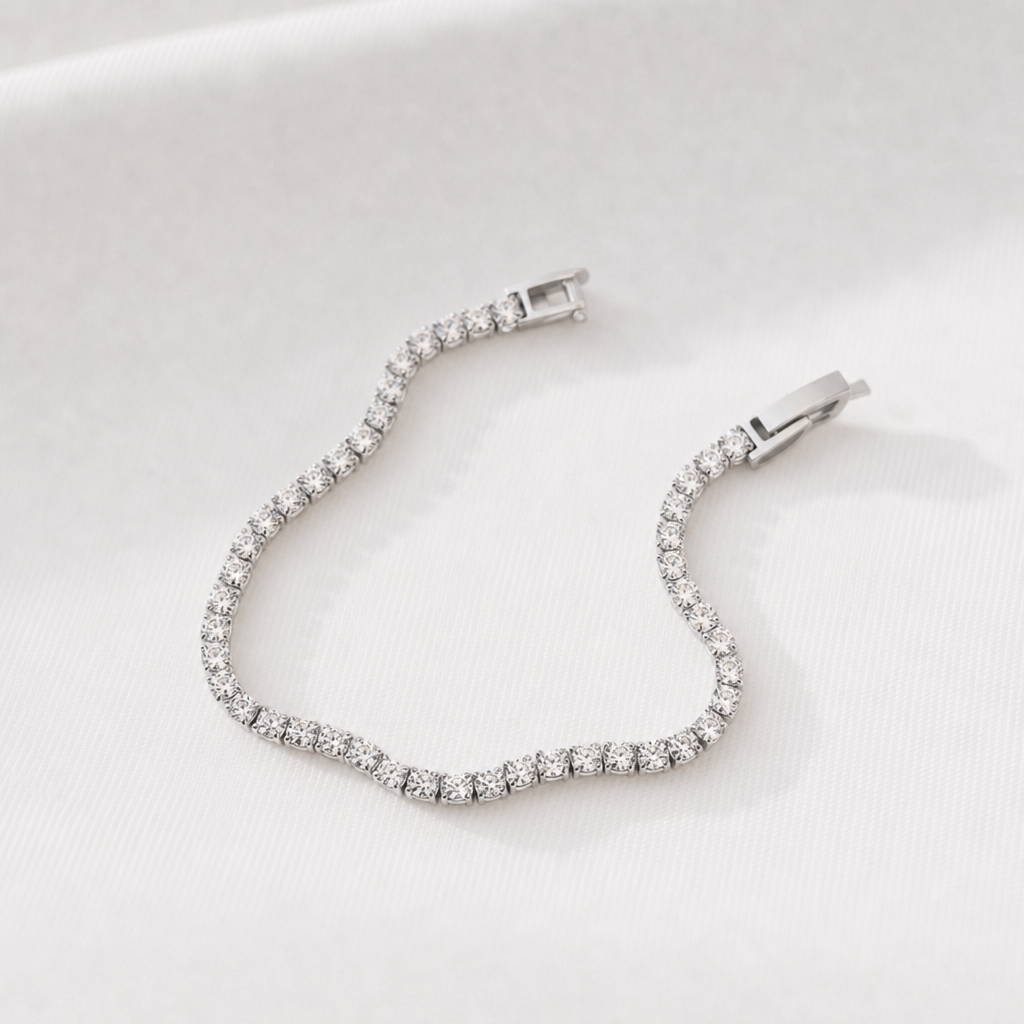 Silverarmband med vita stenar hela vägen runt