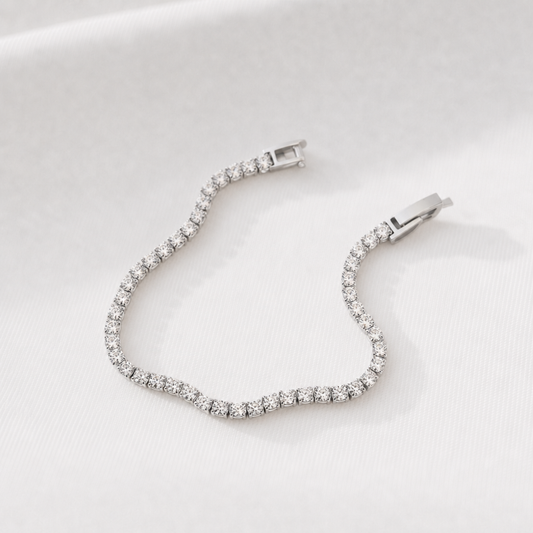 Silverarmband med vita stenar hela vägen runt