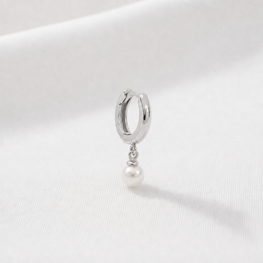 Silverhoop med liten vit pärla som hänger under ringen