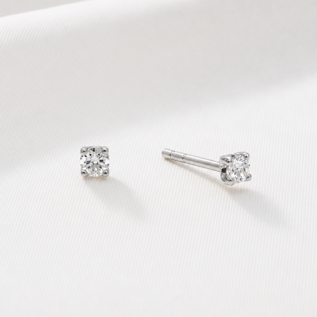 Silverstud med en liten vit sten
