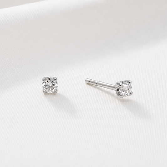 Silverstud med en liten vit sten