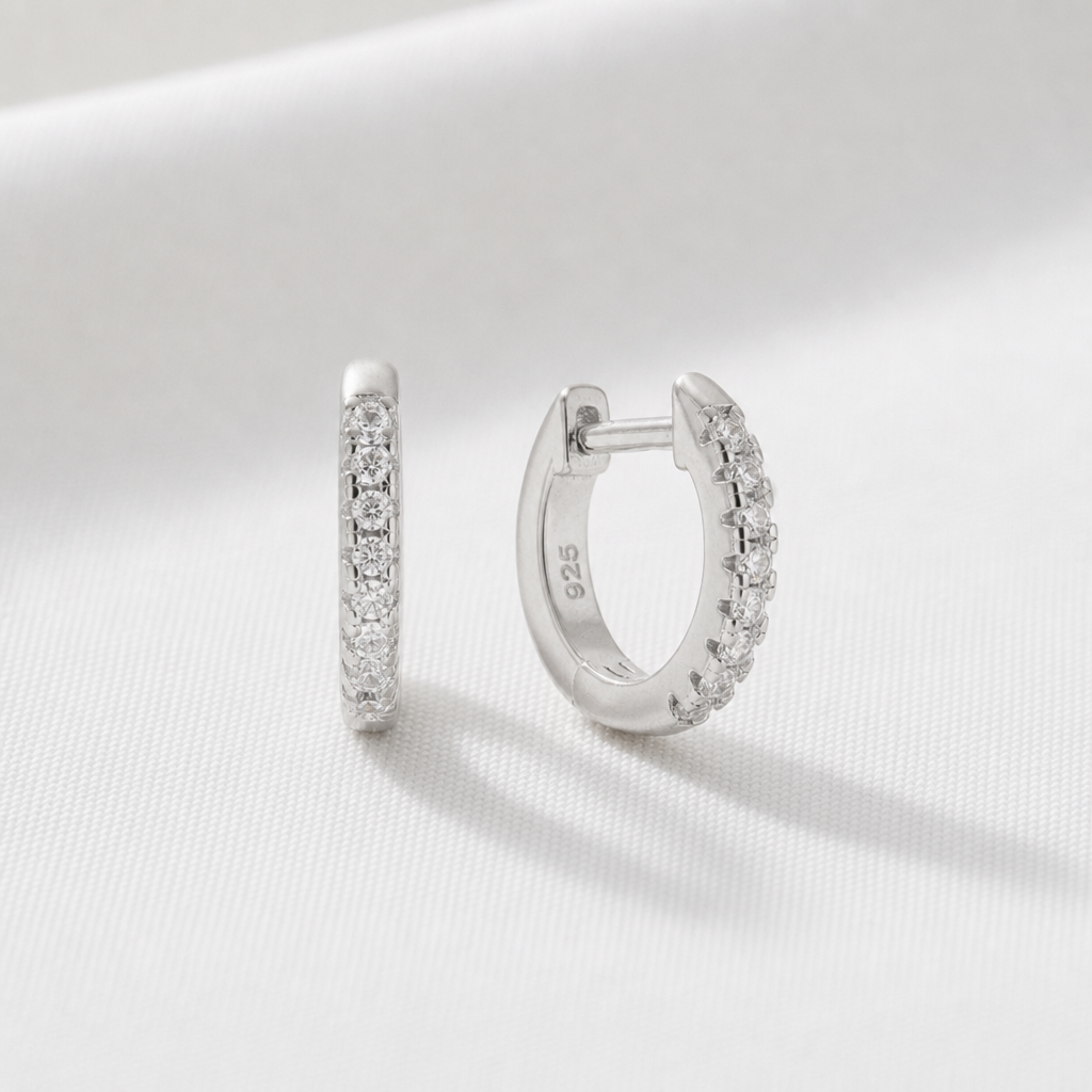 Silverhoop med vita stenar hela vägen längs framsidan