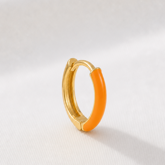 Guldhoop med orange emalj på framsidan