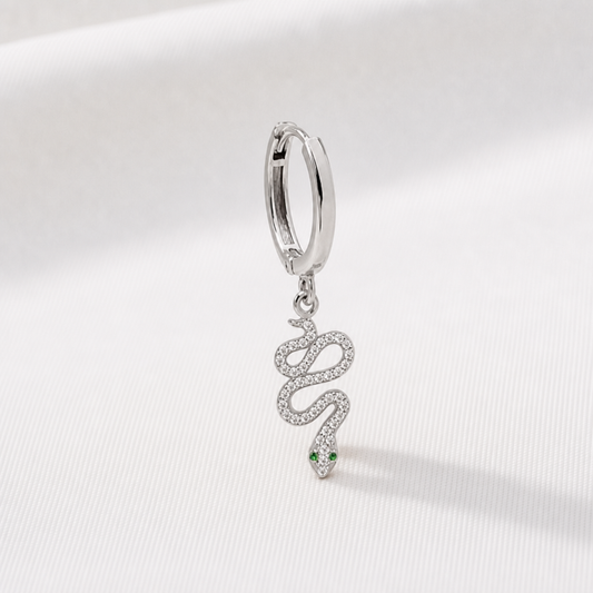 Silverhoop med hängande orm i vita stenar och grönt öga