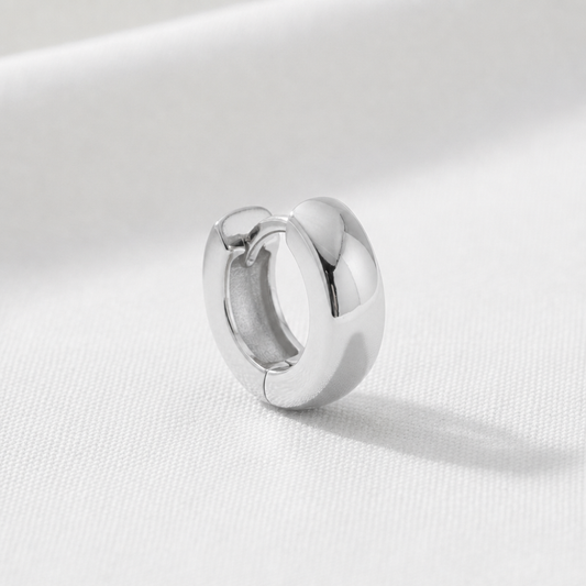 Bred silverhoop i huggie-modell utan stenar