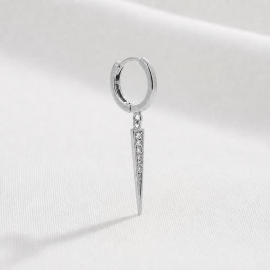 Silverhoop med hängande spike och vita stenar
